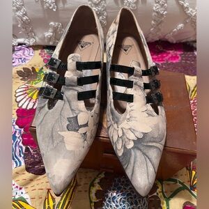 John Fluevog Sandi flats grey floral pattern 9.5 VGUC Versatile 
Classy Arty
